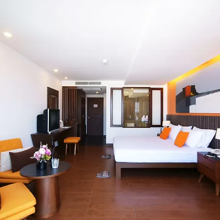 J โรงแรม