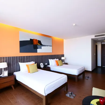 J โรงแรม