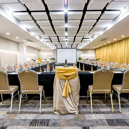 J โรงแรม