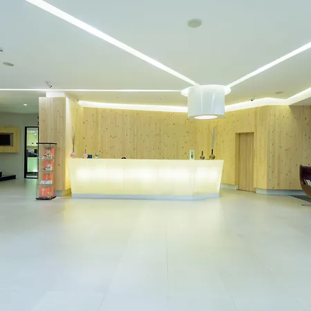 J โรงแรม