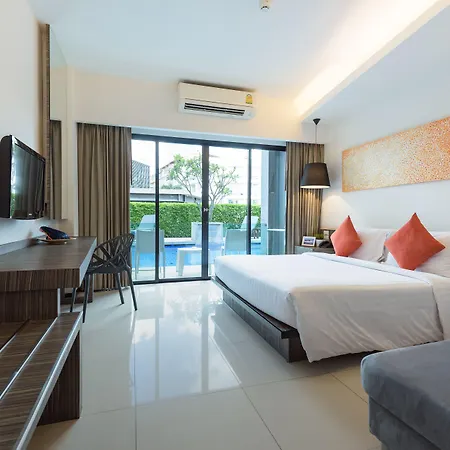 J โรงแรม
