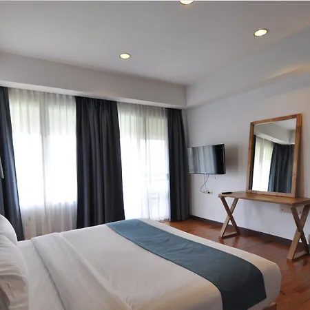 โรงแรม The Leela & 4*