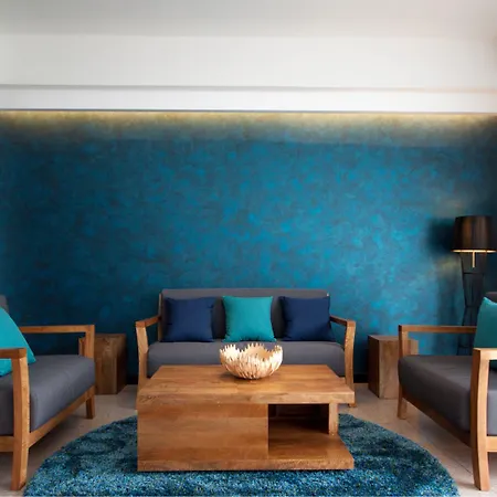 โรงแรม The Leela &