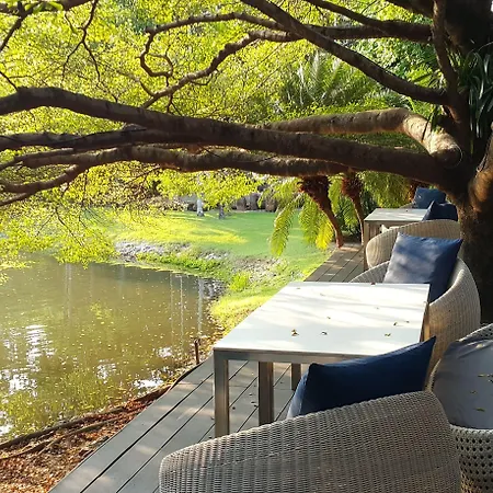 The Leela & โรงแรม 4*