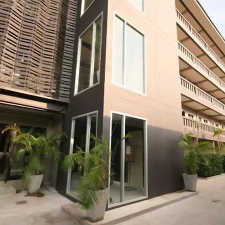 โรงแรม Ploen By Tolani