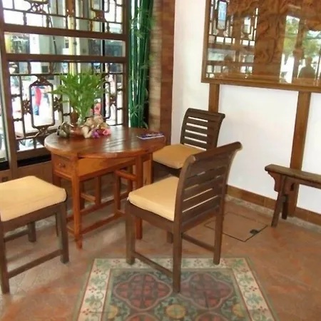 โรงแรม The Red Balcony 2*