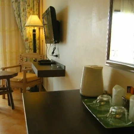 โรงแรม The Red Balcony