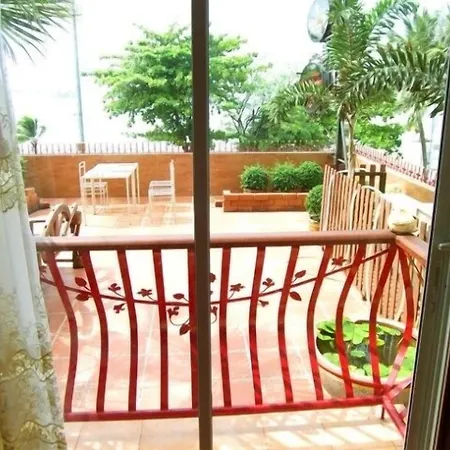 โรงแรม The Red Balcony 2*