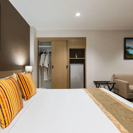 โรงแรม Adelphi 4*