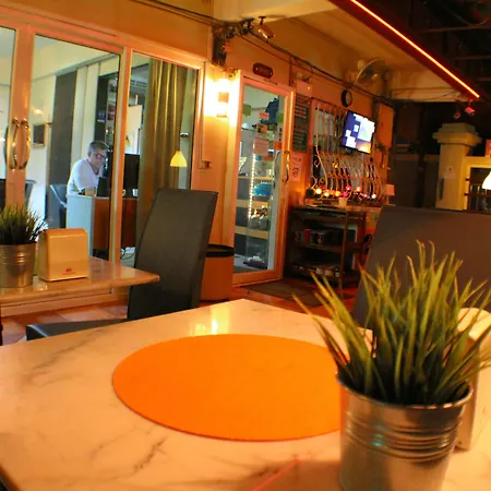Oyo 838 Aromdee Hotel