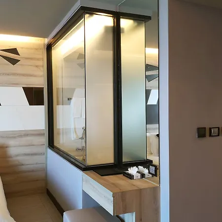 Tsix5 Phenomenal โรงแรม 5*