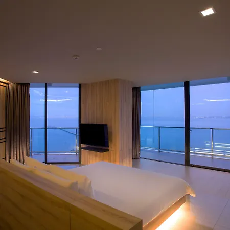Tsix5 Phenomenal โรงแรม