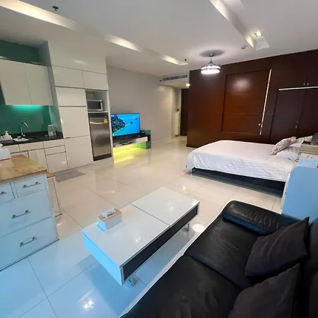 Luxe Beachfront With Pool Access Apartment *