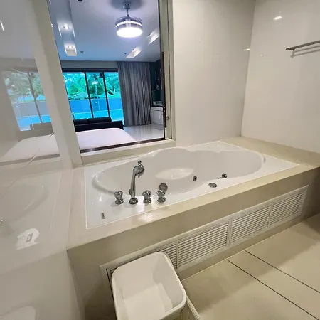 Luxe Beachfront With Pool Access Apartment