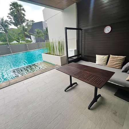 Luxe Beachfront With Pool Access Apartment