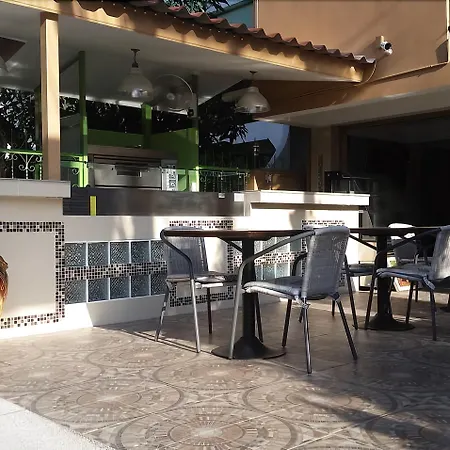 Phratumnak Hill Guest House