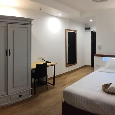 The Corner 3*