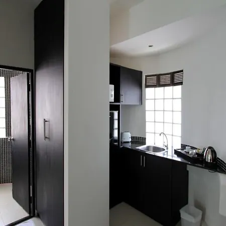 East โรงแรม 3*