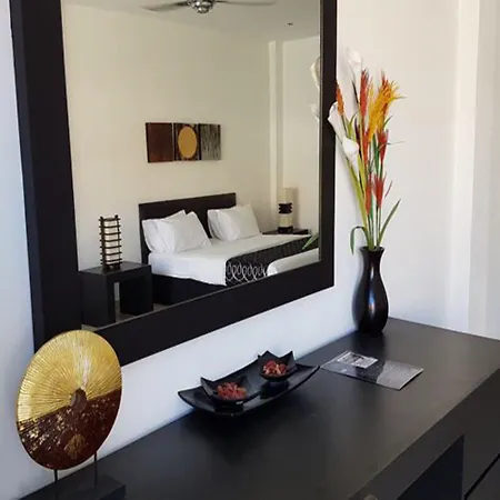 East โรงแรม 3*