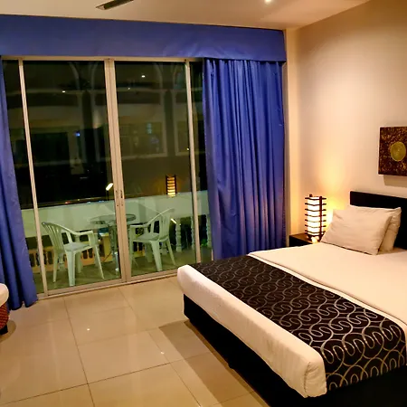 East โรงแรม