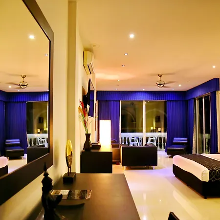 East โรงแรม