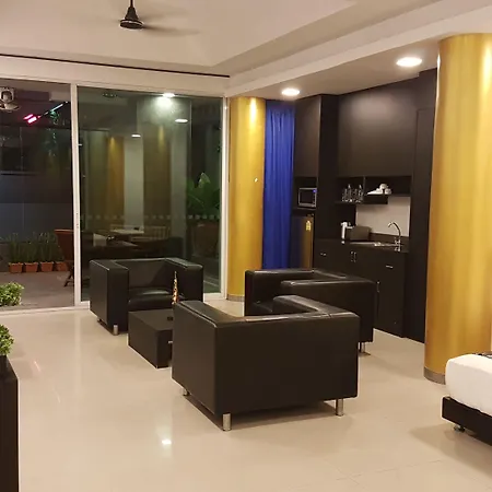 โรงแรม East