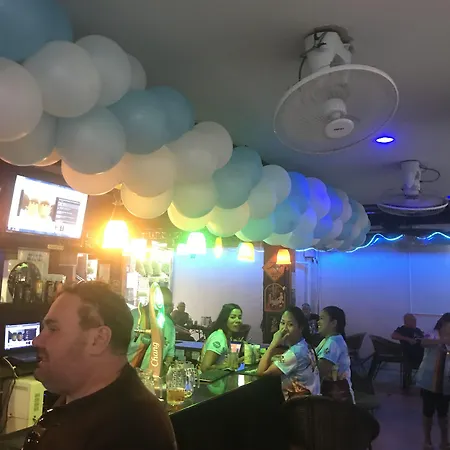 Harrys Bar & Restaurant โรงแรม 3*