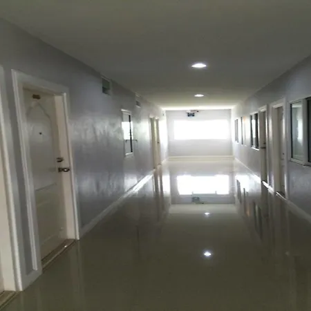 โรงแรม โอโย 75389 แพนโดร่า เฮาส์ 2*