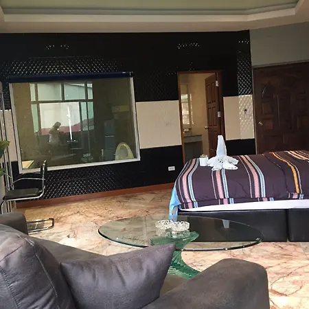 Koenig Mansion โรงแรม 4*