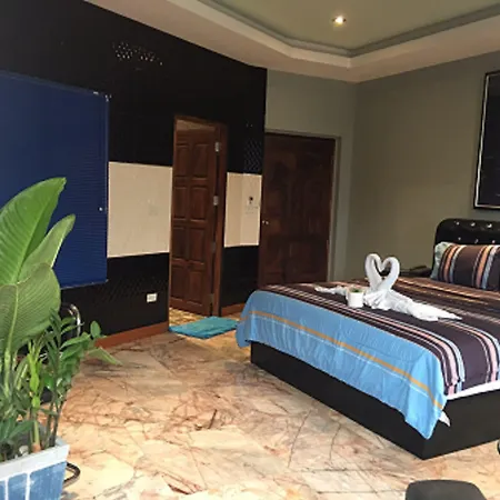 Koenig Mansion โรงแรม 4*