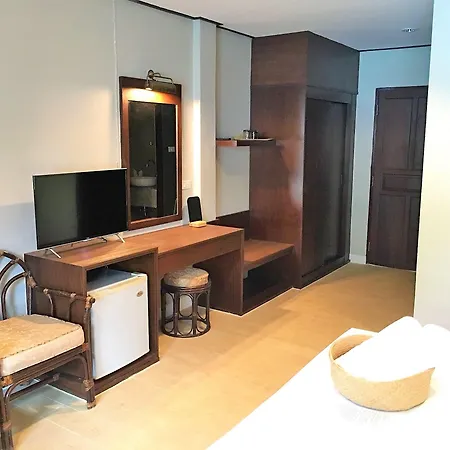โรงแรม Let's Hyde & - Pool 4*