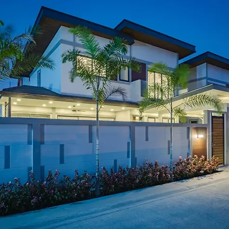 Villa Super Luxury 4 Bedroom Private Pool With Jacuzzi, Near 711, 10 Minutes To Walking Street And - Mt4 Pattaya