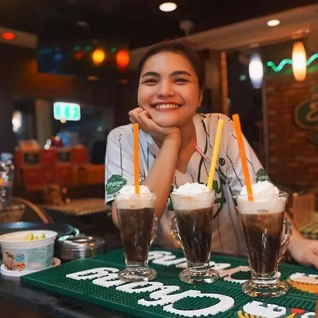 โรงแรม Harrys Bar & Restaurant 3*