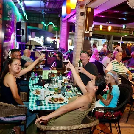 Harrys Bar & Restaurant โรงแรม
