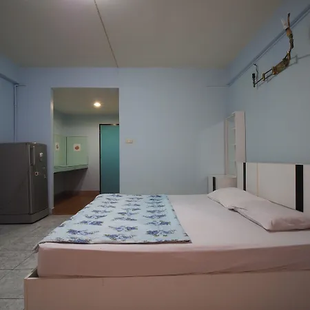 Oyo 1004 Naklua Mansion โรงแรม 2*