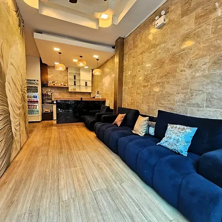 โรงแรม The Base