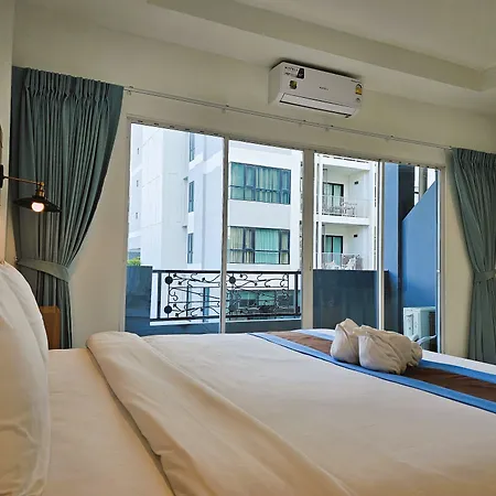 โรงแรม The Base 3*
