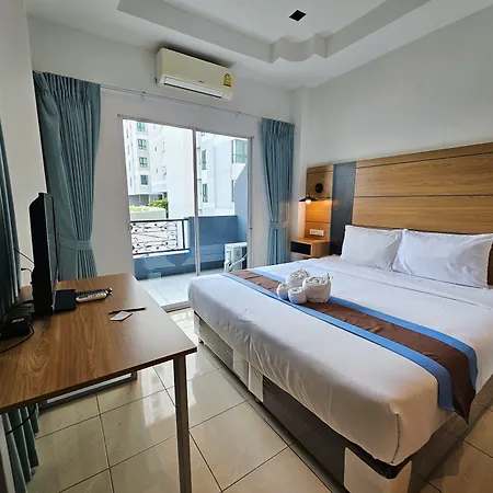โรงแรม The Base 3*