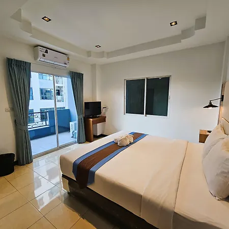 The Base โรงแรม