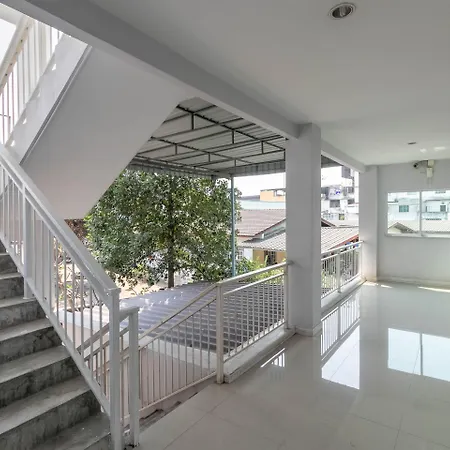 โรงแรม โอโย 75389 แพนโดร่า เฮาส์ 2*