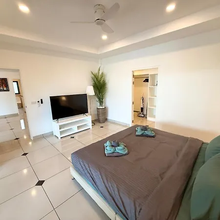 Newly Renovated - 2 Bedroom - Private Pool Villa, Centre