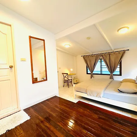 Tiki White House Holiday home *