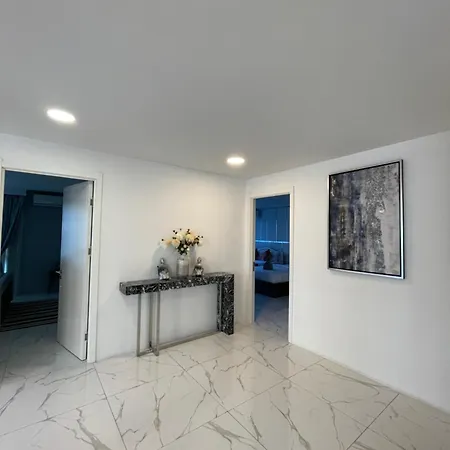 Youth Journey Six-bedroom Pool *