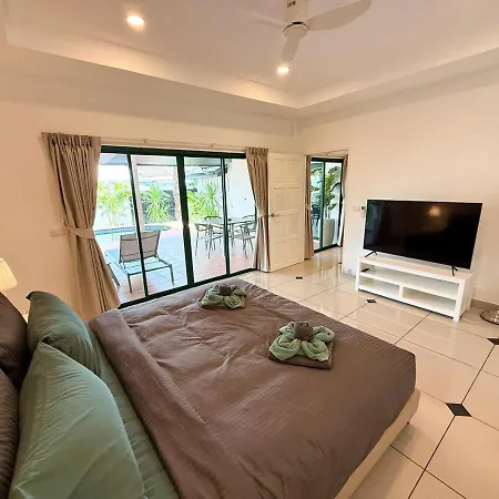 Newly Renovated - 2 Bedroom - Private Pool Villa, Centre วิลล่า *