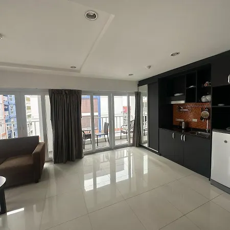 Apartment Spacious 1br With Kitchen, Pool, Near Beach, Bars & Eats,gym Near By *