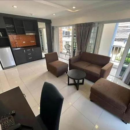 Spacious 1br With Kitchen, Pool, Near Beach, Bars & Eats,gym Near By