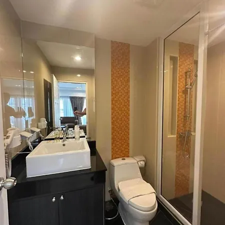 Spacious 1br With Kitchen, Pool, Near Beach, Bars & Eats,gym Near By Apartment