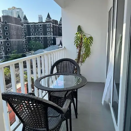 Apartment Spacious 1br With Kitchen, Pool, Near Beach, Bars & Eats,gym Near By
