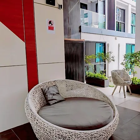 อพาร์ทเม้น Laid Back Tropical Garden