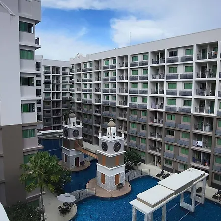 Luxurious With Pool Access *